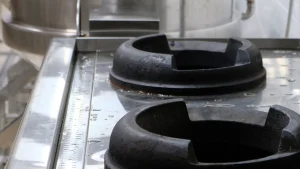 Tại sao bề mặt inox bị ố vàng? Cách làm sạch và bảo dưỡng bếp inox đúng cách