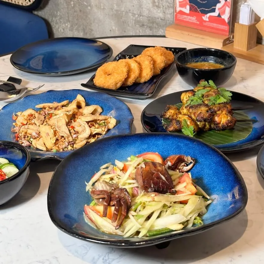 Gỏi đu đủ ba khía Som Tum chua cay ăn kèm gà nướng xiên satay và chả tôm chiên donut