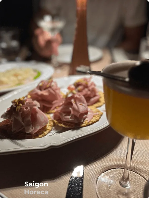 Món khai vị Mortadella Ham và cocktail tại Bambino