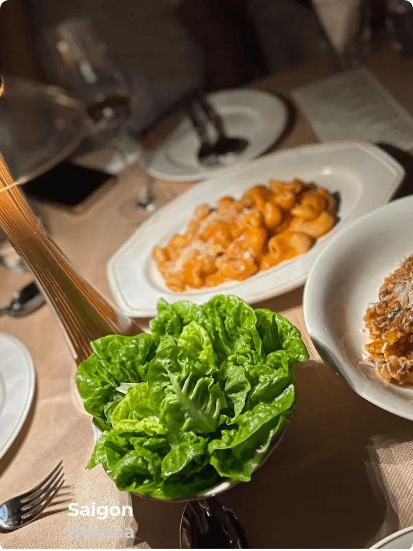 Salad rau xà lách tươi ăn kèm Pasta sốt kem cà chua tại Bambino