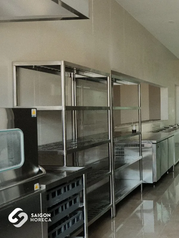 Không gian bếp thoáng đãng với vật liệu dễ vệ sinh