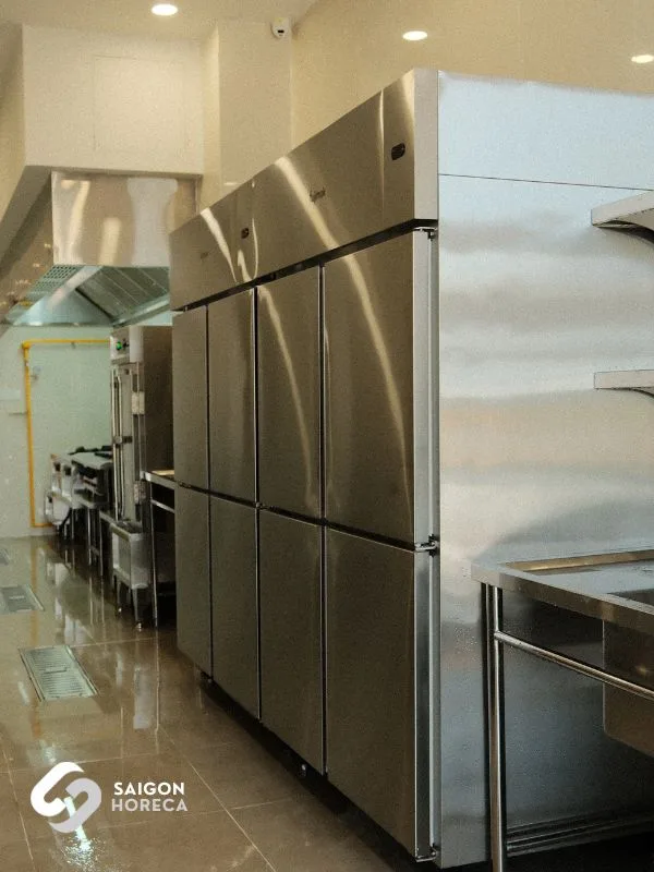 Dàn tủ lạnh và tủ đông công nghiệp inox nhiều cánh xếp liền kề tại bếp Sheh Fung