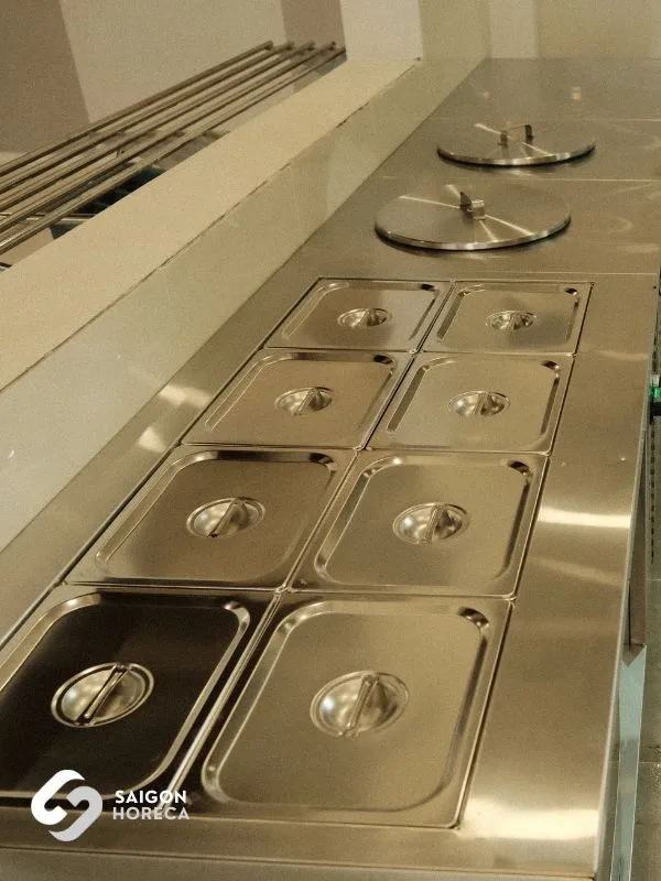 Dàn khay inox GN có nắp xếp hàng trên quầy phục vụ tại bếp canteen Sheh Fung