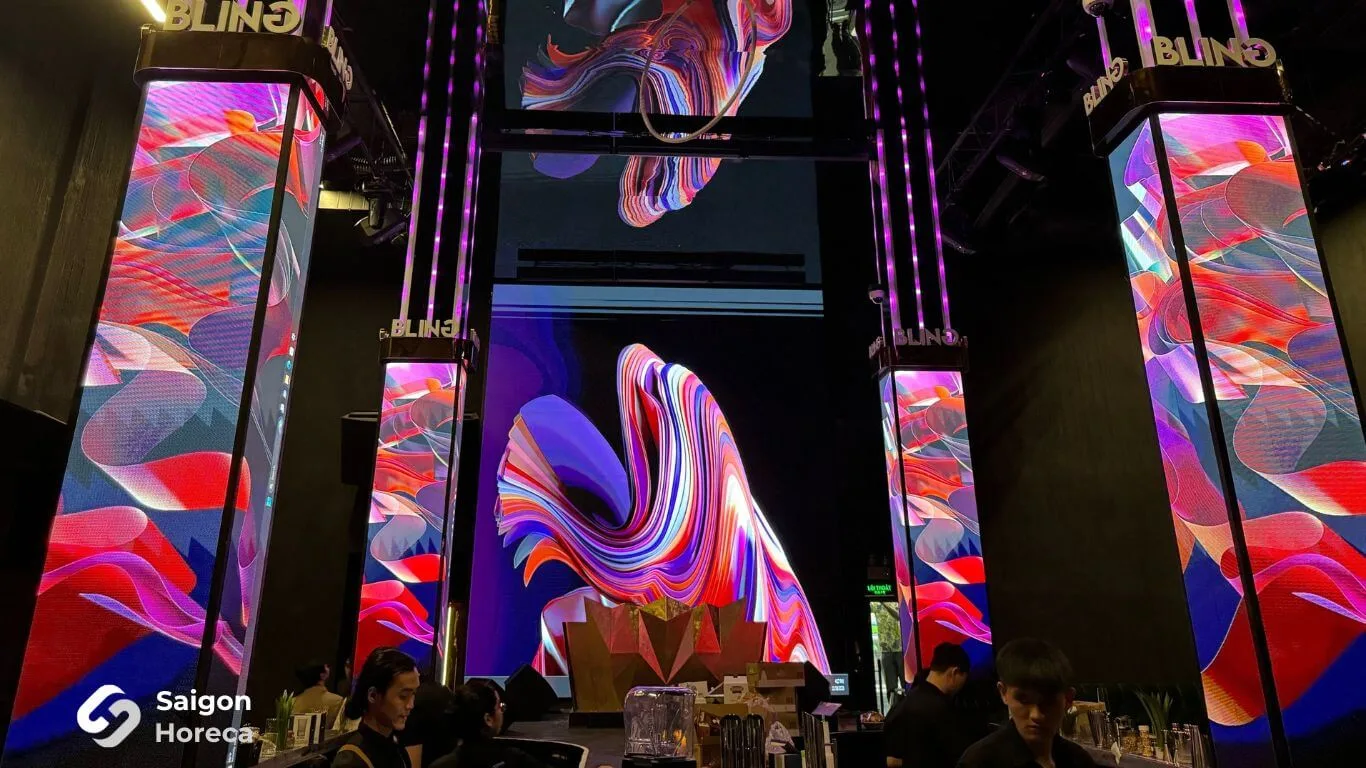 Bling Bling Clubの巨大3D LEDスクリーンとLEDライティングタワーを備えたセンターステージ