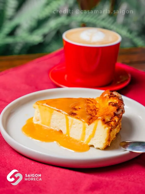 Bánh Basque cheesecake và ly cafe Casa Maria