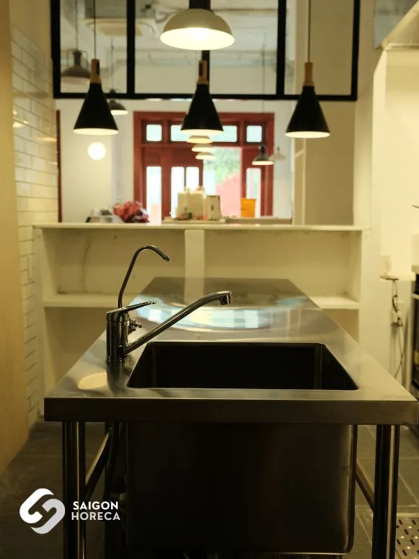 Khu vực chậu rửa và bàn thao tác sơ chế