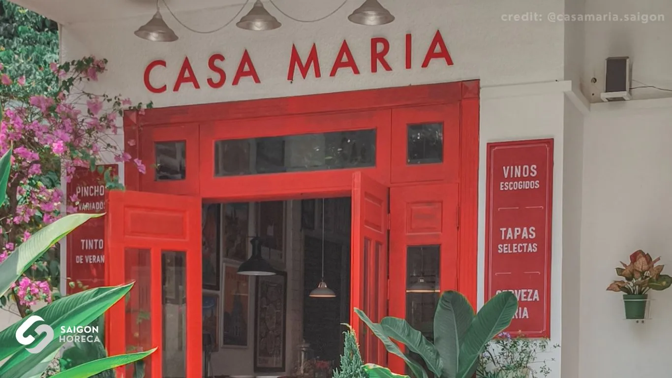 Mặt tiền cửa đỏ và bảng hiệu Casa Maria