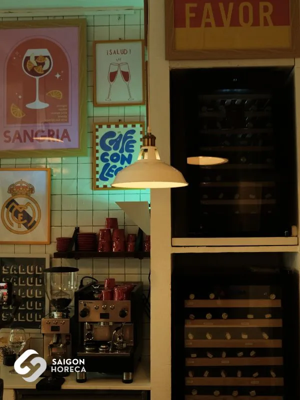 Quầy bar Wine & Cafe với tủ rượu vang và máy pha cafe