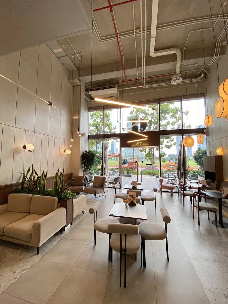 Metropole Thủ ThiêmにあるG-Cup Coffee & Bistroのモダンなインテリア空間