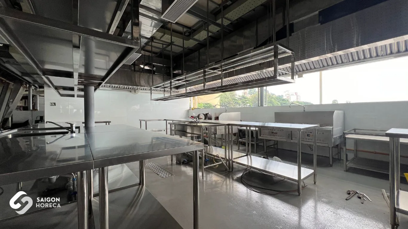 Hệ thống bếp công nghiệp inox với bàn chế biến và chụp hút khói do Saigon Horeca thi công tại Gành Hào