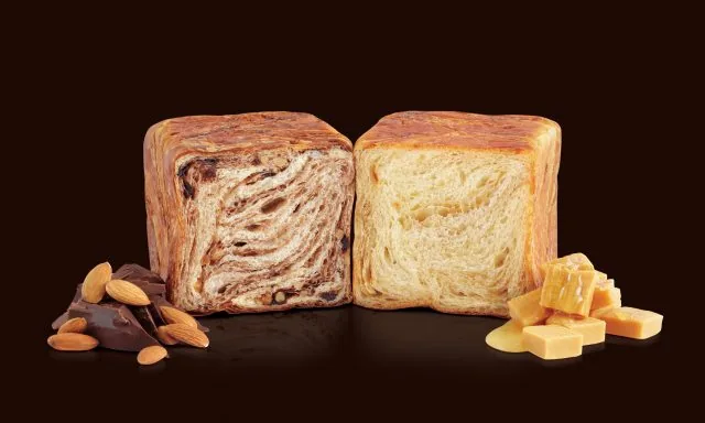 Hai ổ Danish Marble cắt đôi vị chocolate và caramel cùng hạnh nhân, caramel của Grand Marble