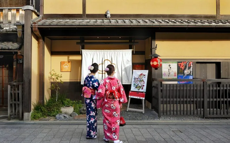 Hai phụ nữ mặc kimono trước cửa hàng Grand Marble phong cách Kyoto truyền thống