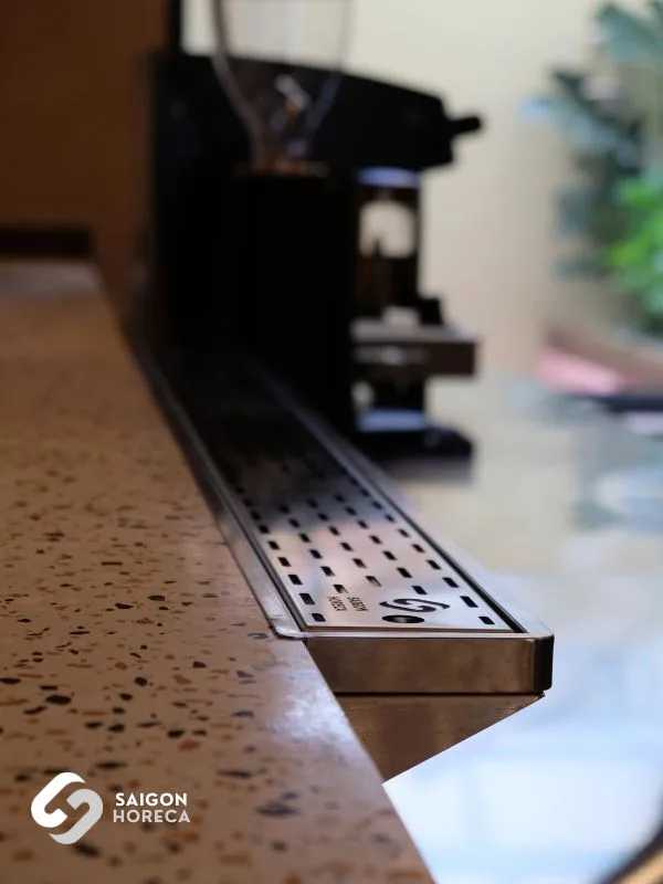 Chi tiết máng thoát inox âm mặt bàn terrazzo – xử lý thoát nước gọn gàng, dễ vệ sinh tại khu pha chế