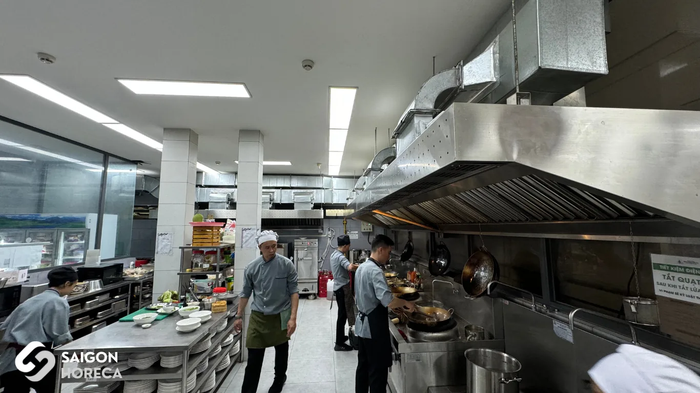 Commercial kitchen at Con Voi Vang restaurant