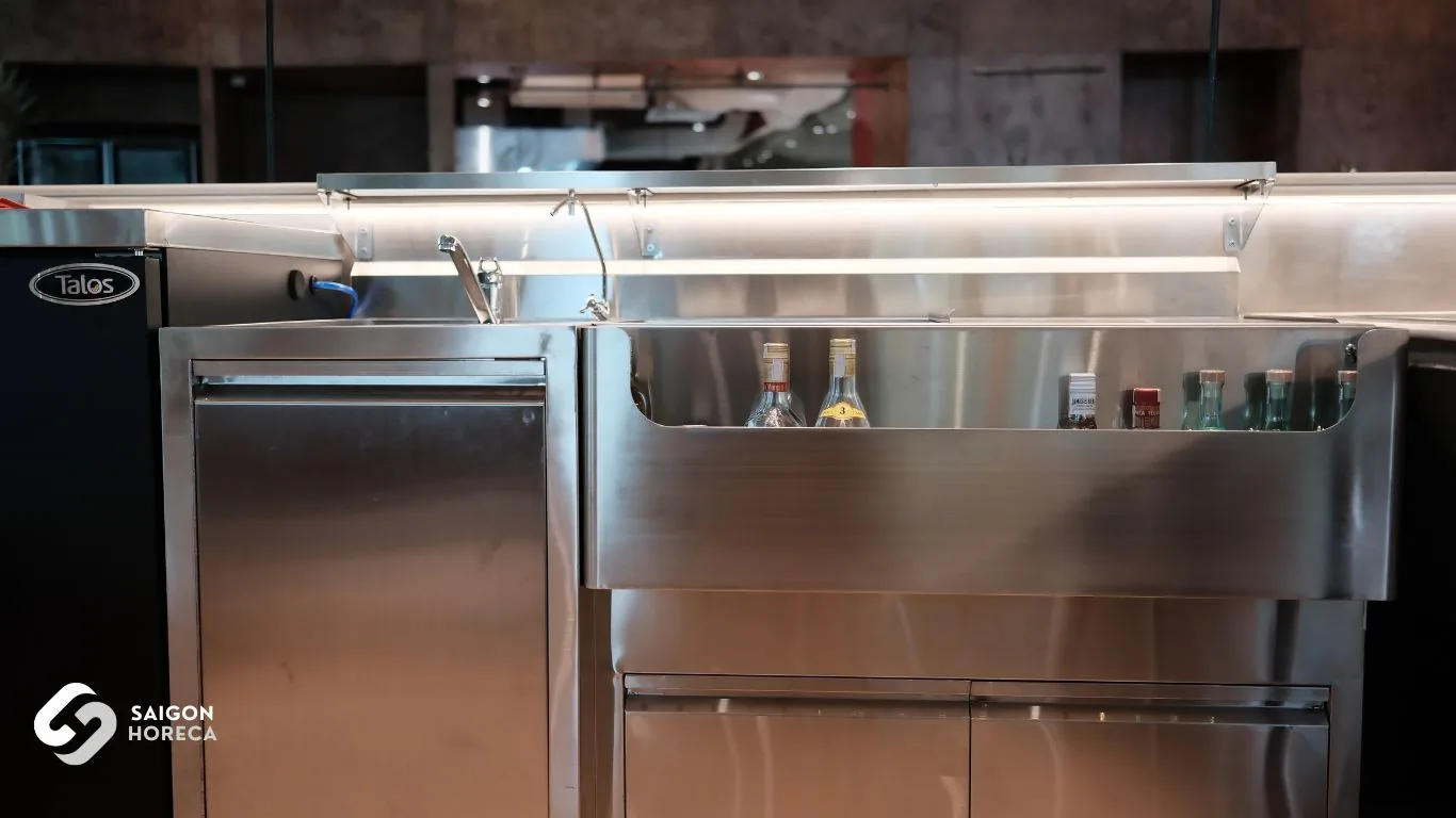 Quầy bar inox Mâm Mâm với máng giữ chai rượu, bồn rửa vòi inox và tủ mát ngầm Talos