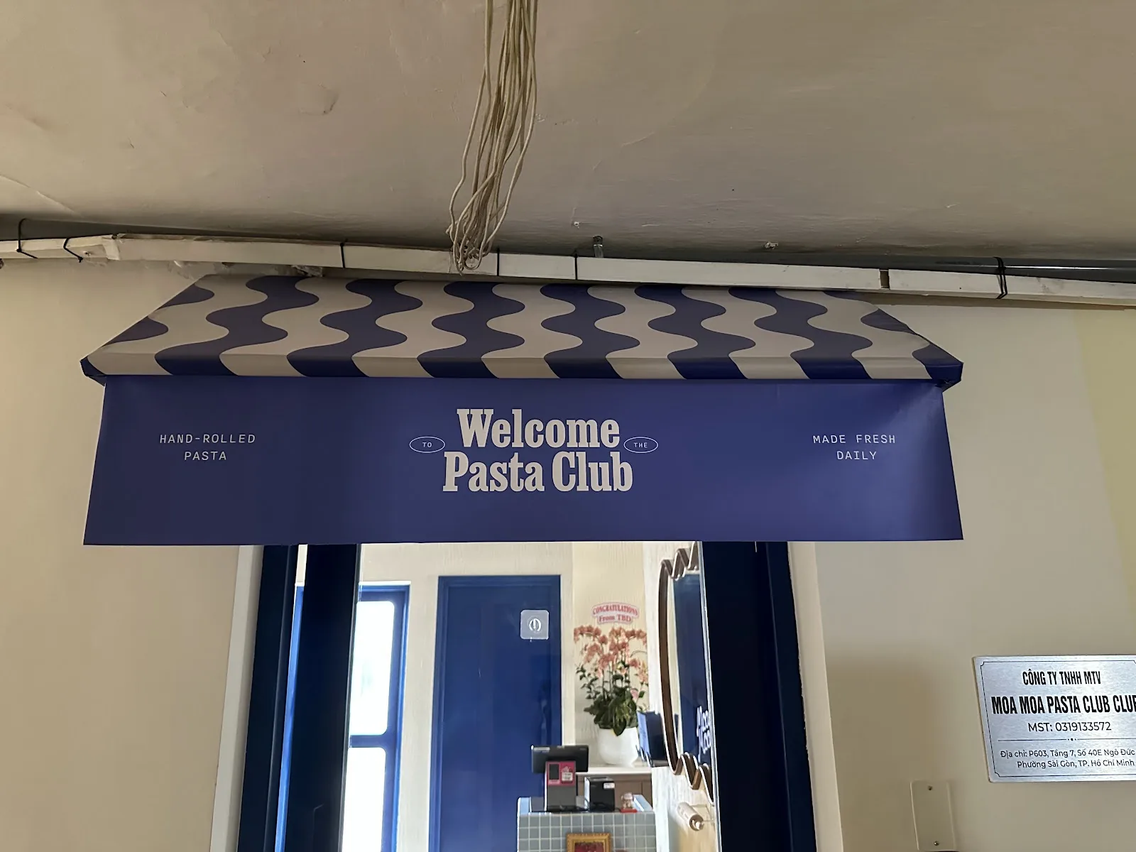 Lối vào Moa Moa Pasta Club với biển hiệu thương hiệu