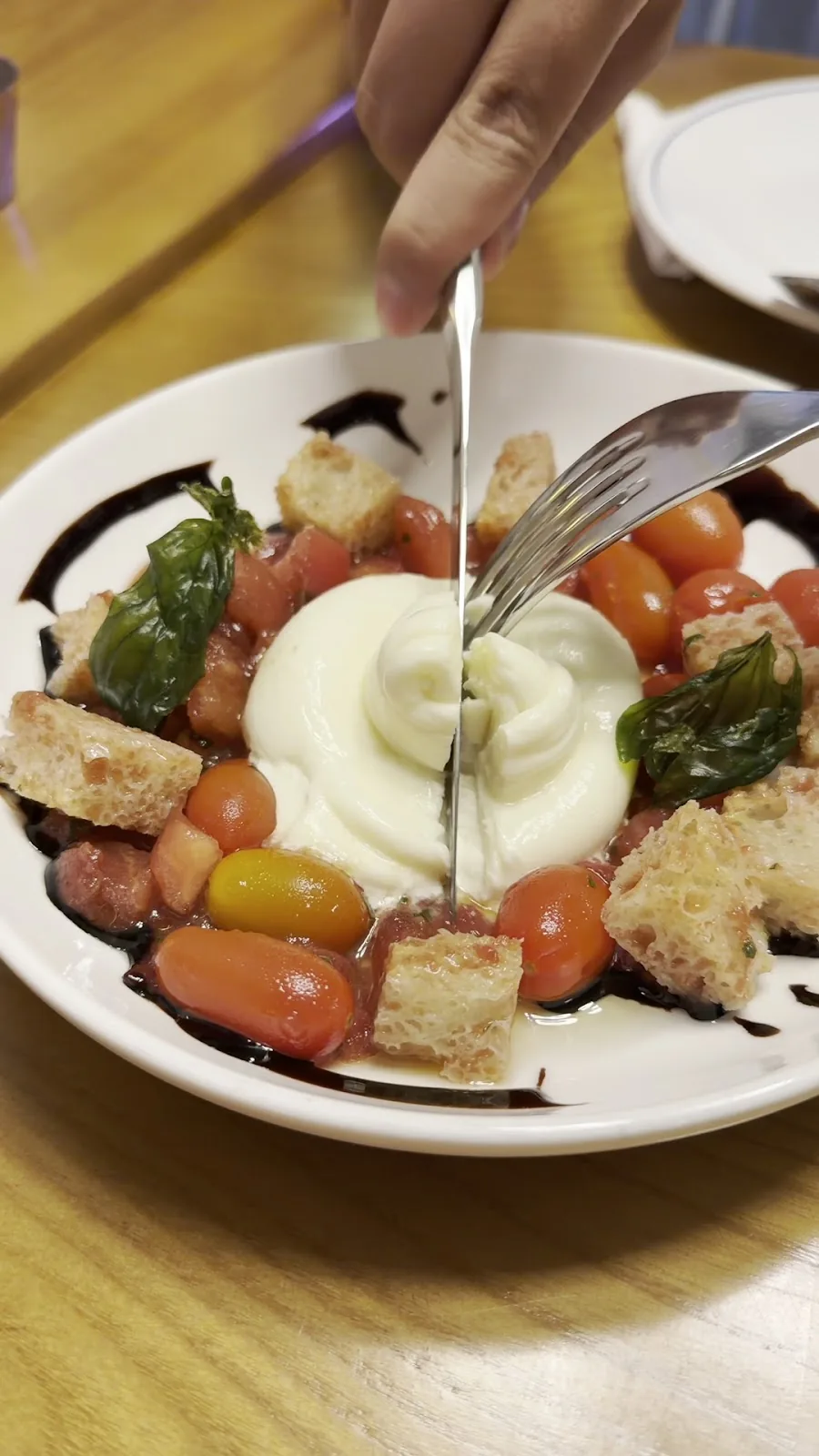 Burrata và cà chua bi – khai vị tươi mát chuẩn Ý tại Moa Moa
