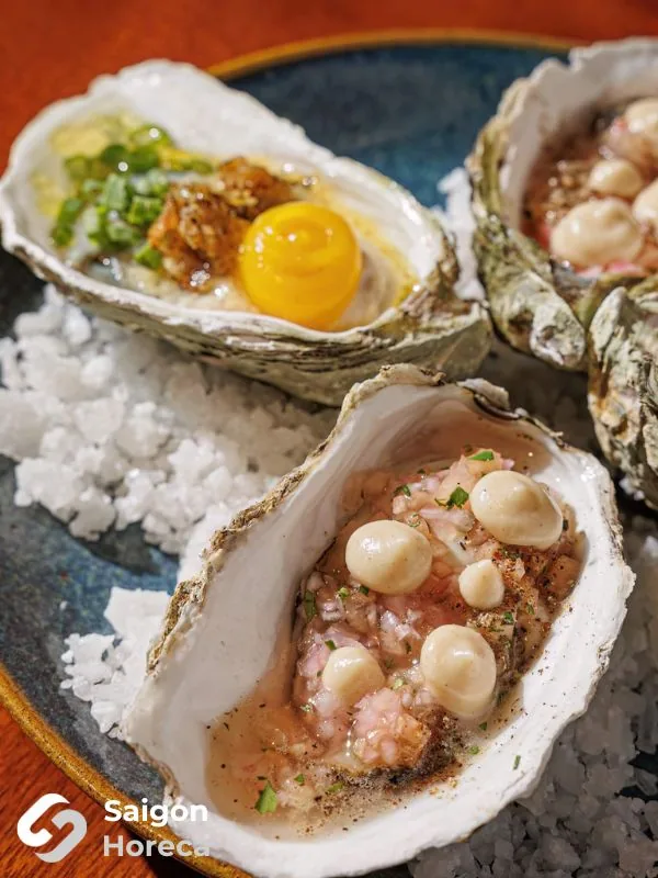 Hàu nướng trên nền muối hột tại Mùa Craft Sake