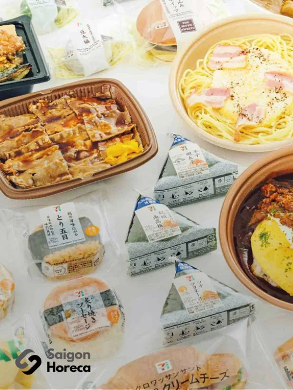 Các món ăn chế biến sẵn kiểu Nhật: cơm nắm onigiri đóng gói, mì Ý carbonara, thịt nướng sốt teriyaki và cơm cà ri
