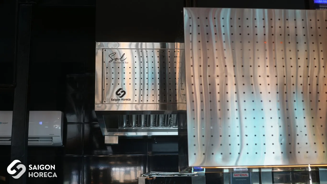 Hệ thống chụp hút khói inox hoàn thiện khắc logo Sol Kitchen & Bar tại bếp công nghiệp Quận 7