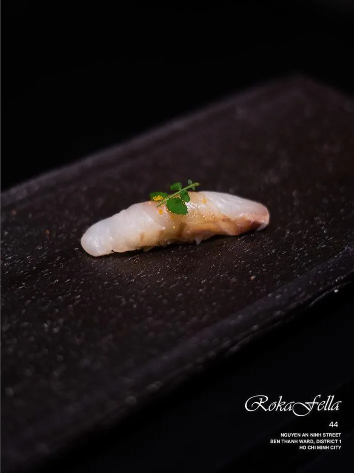 Nigiri cá tráp biển Madai điểm lá thảo mộc xanh Roka Fella