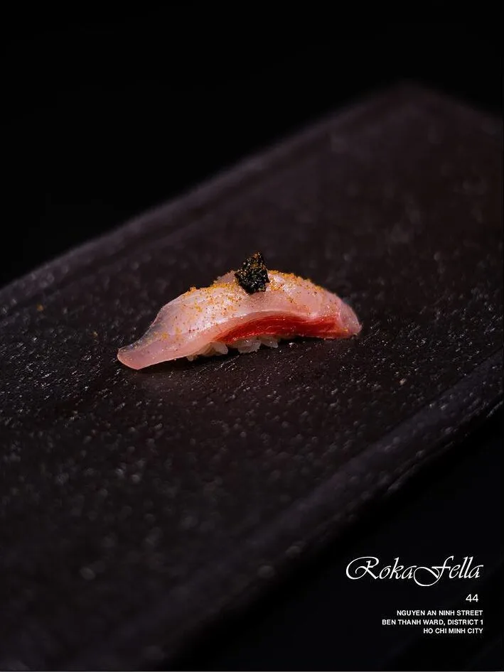 Nigiri cá kim mục Kinmedai khò nhẹ phủ sốt tỏi đen Roka Fella
