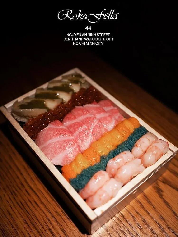 Hộp gỗ set nigiri Otoro trứng cá hồi tôm ngọt Roka Fella