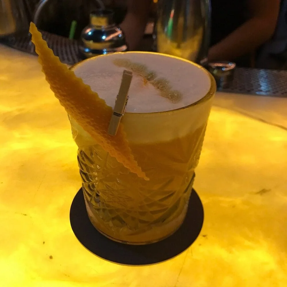 Cocktail cam trên mặt đá sáng tại Skyloft by Glow