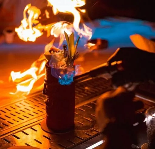 Cocktail đốt lửa trên quầy bar Skyloft by Glow