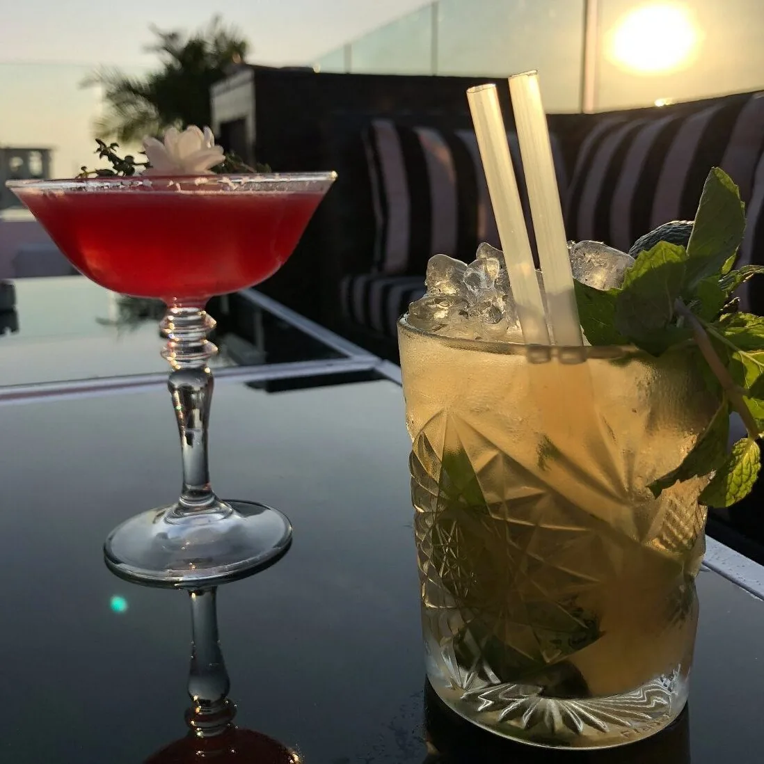 Cocktail signature Skyloft by Glow trên bàn kính lúc hoàng hôn