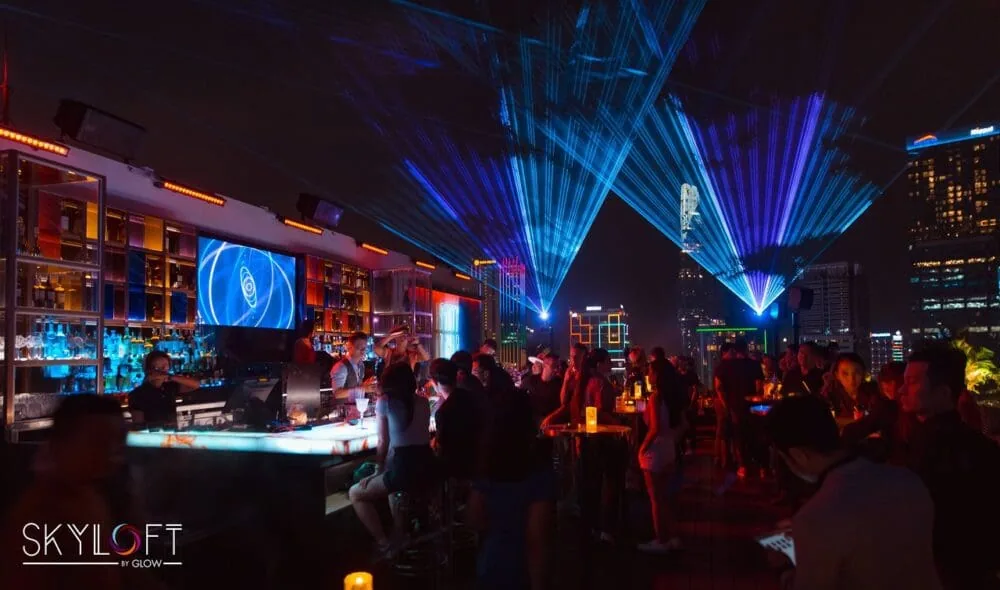 Toàn cảnh không gian rooftop Skyloft by Glow bừng sáng trong màn trình diễn ánh sáng laser về đêm