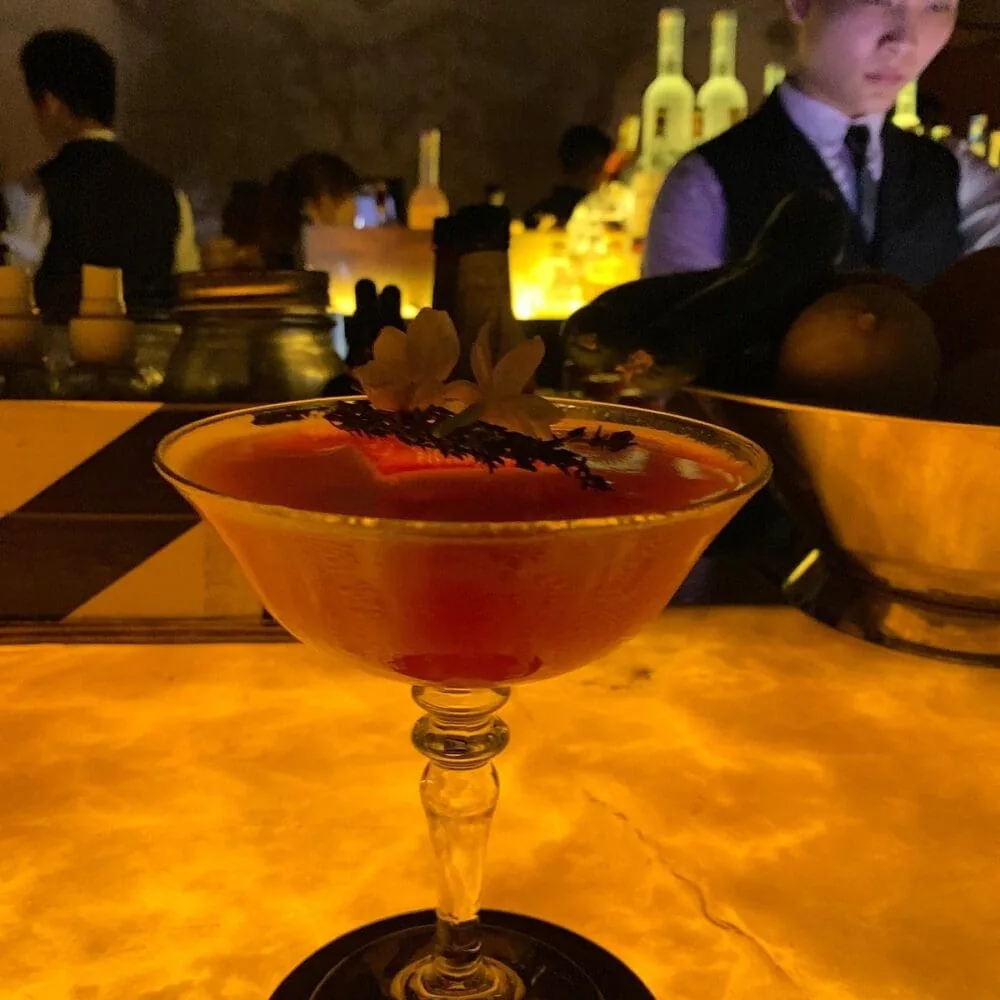 Ly cocktail đỏ tại quầy bar Skyloft by Glow