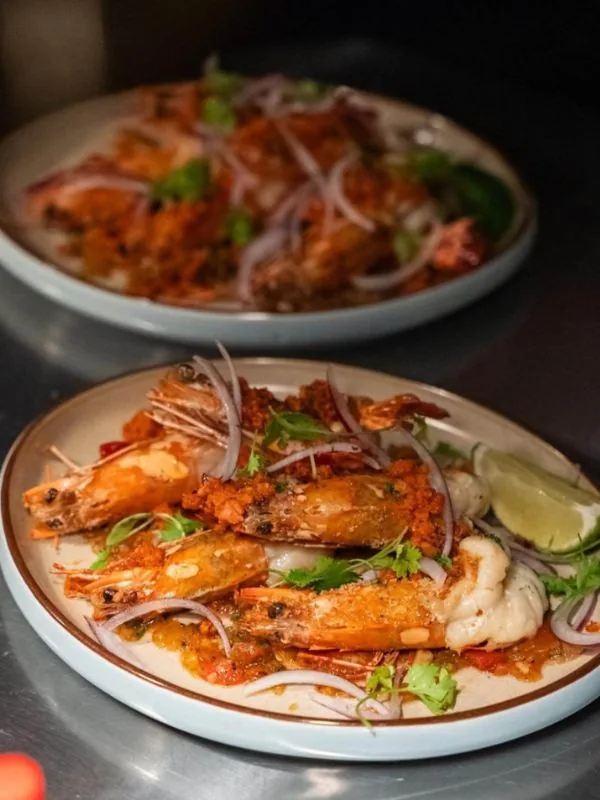 Món tôm sú nguyên con sốt sofrito cà chua ớt, hành tím, rau ngò và chanh tại nhà hàng Sol Kitchen & Bar