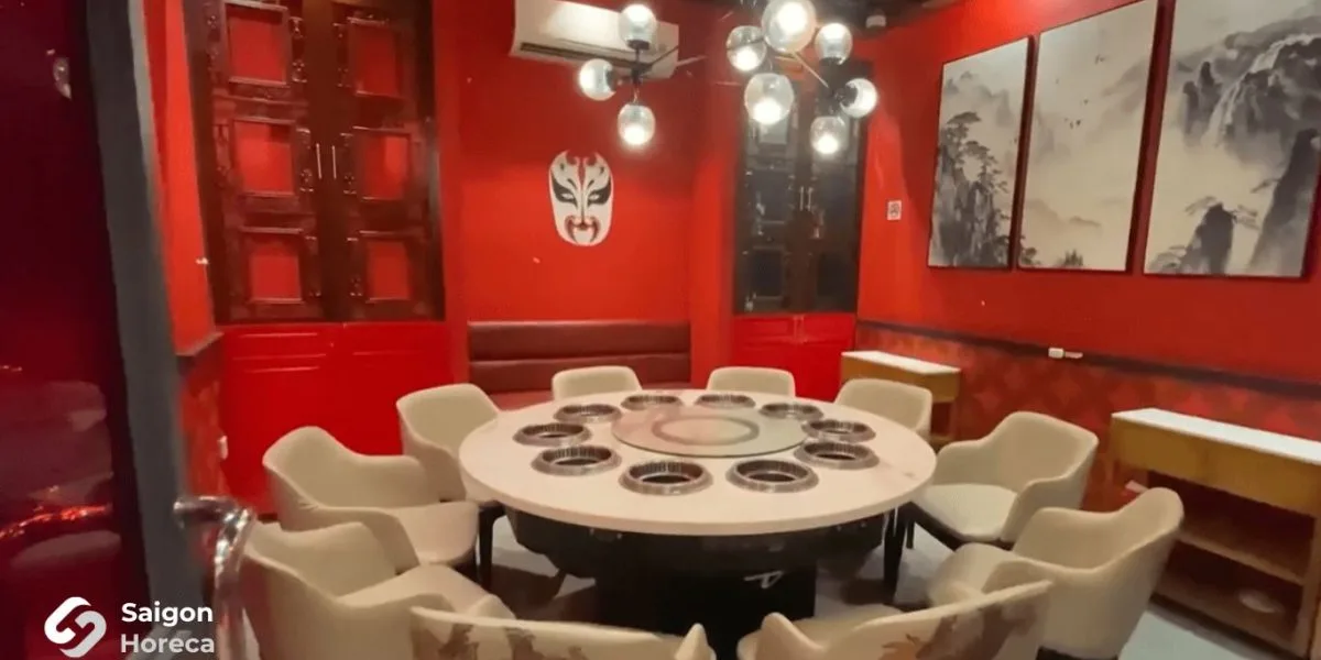 Phòng VIP với bàn lẩu tròn âm bếp từ tích hợp