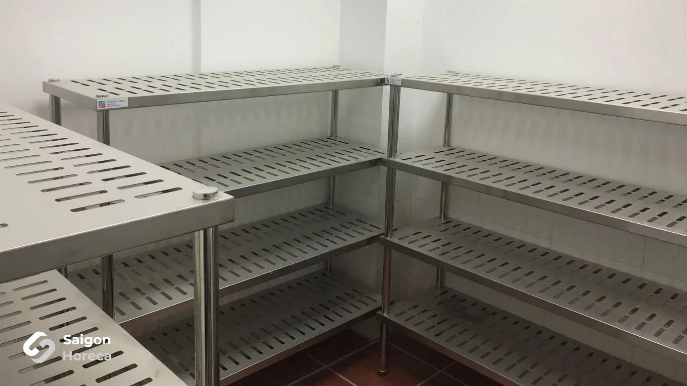Hệ thống kệ inox công nghiệp tại khu lưu trữ