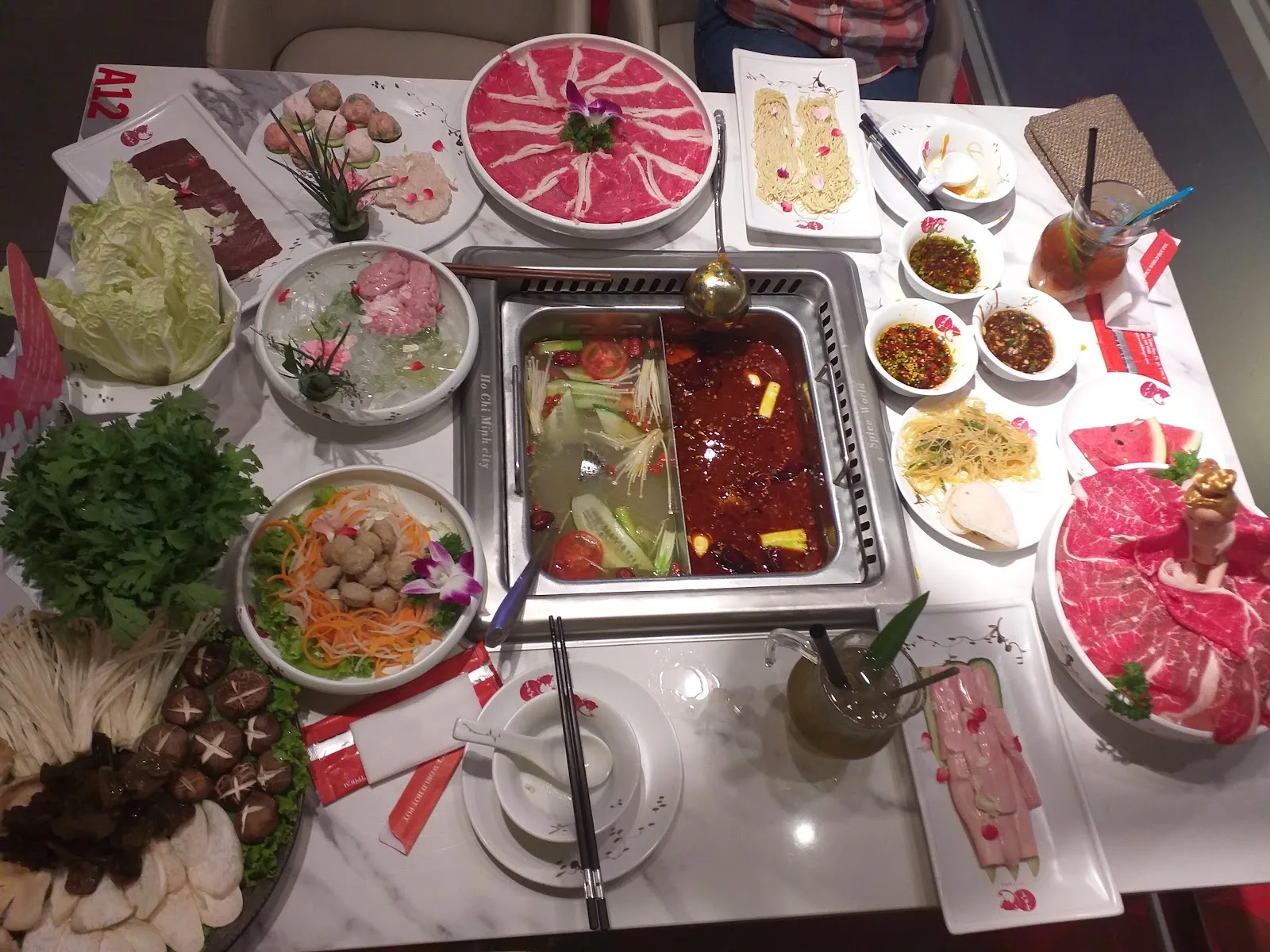 Búp bê bò Wagyu Barbie và bàn tiệc lẩu hai ngăn Tứ Xuyên tại Spice World Hot Pot