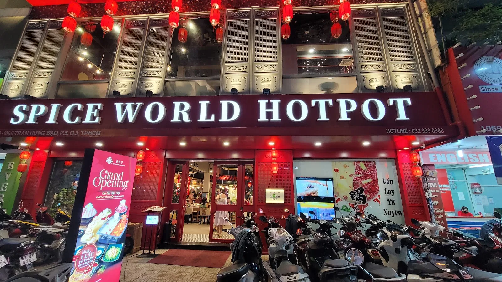 Mặt tiền nhà hàng Spice World Hotpot sáng đèn về đêm