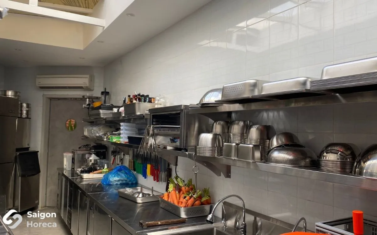 Bàn sơ chế và bồn rửa inox tại The Brix