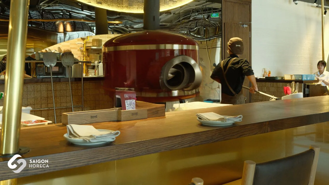 Lò nướng pizza vòm men đỏ tại quầy bếp mở The Cheezy Time