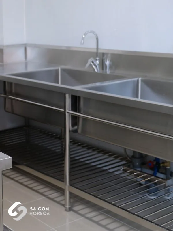 Bồn rửa đôi inox khu sơ chế với vòi cổ ngỗng tại bếp học đường Trinh Vương