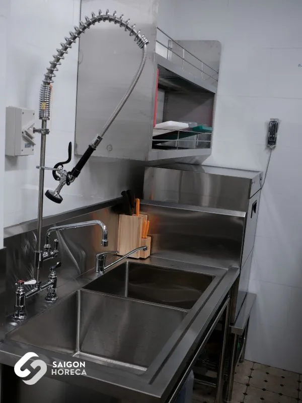 Chậu rửa inox hai ngăn với vòi xịt tiền rửa lò xo tại khu sơ chế bếp Nam An