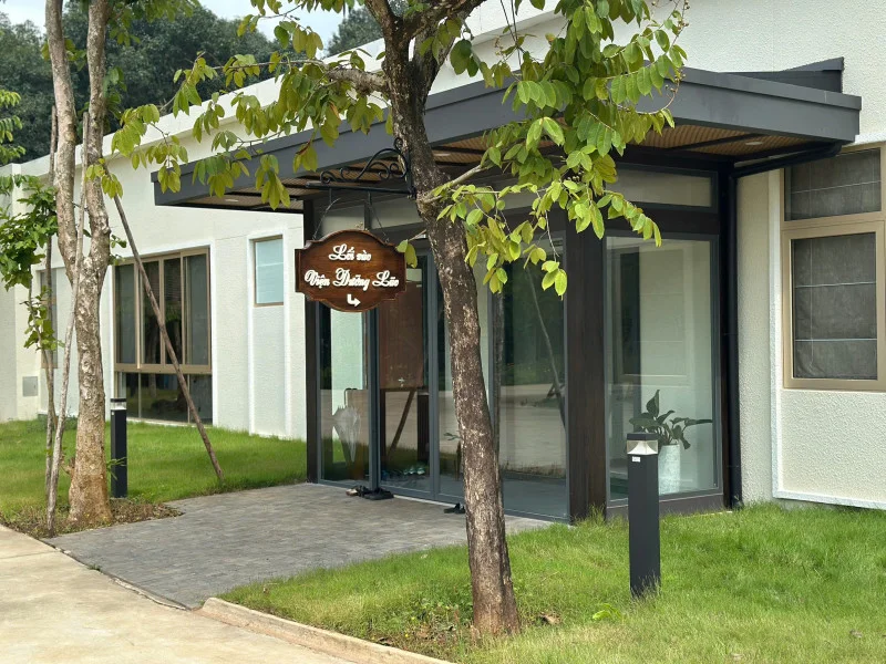 Lối vào chính Viện dưỡng lão Nam An với khuôn viên cảnh quan sạch đẹp