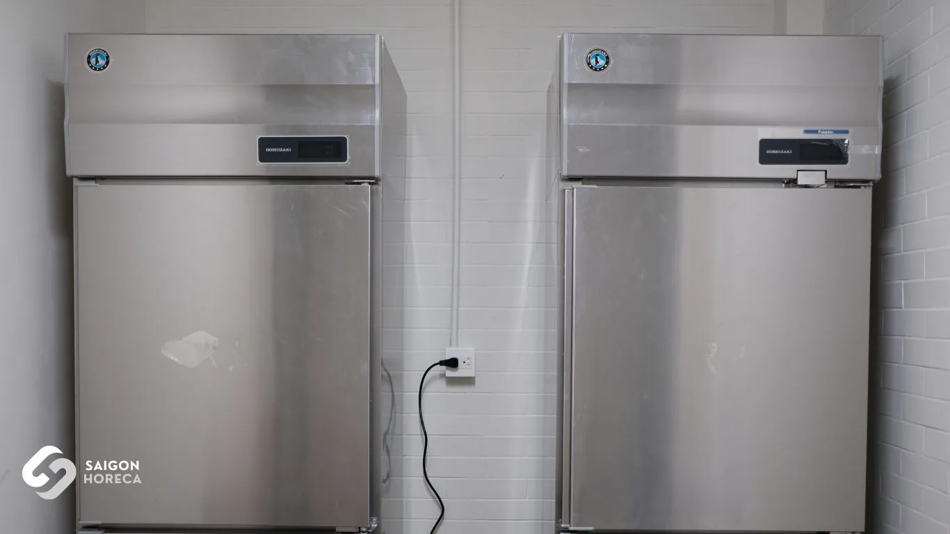 Cặp tủ đông và tủ mát công nghiệp inox Hoshizaki tại bếp Nam An