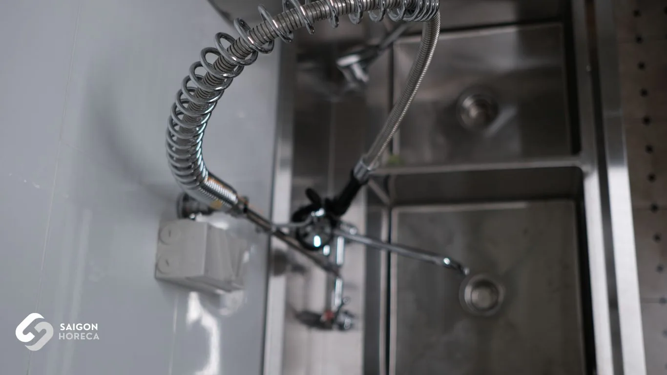 Vòi xịt rửa áp lực tiền rửa lò xo inox tại khu bồn rửa chén bếp công nghiệp Nam An