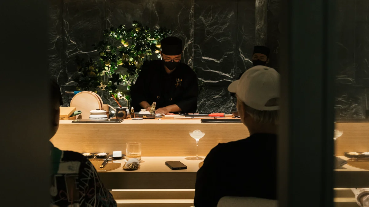 Góc nhìn thực khách thưởng thức nghệ thuật Omakase bên quầy bar thiền tịnh