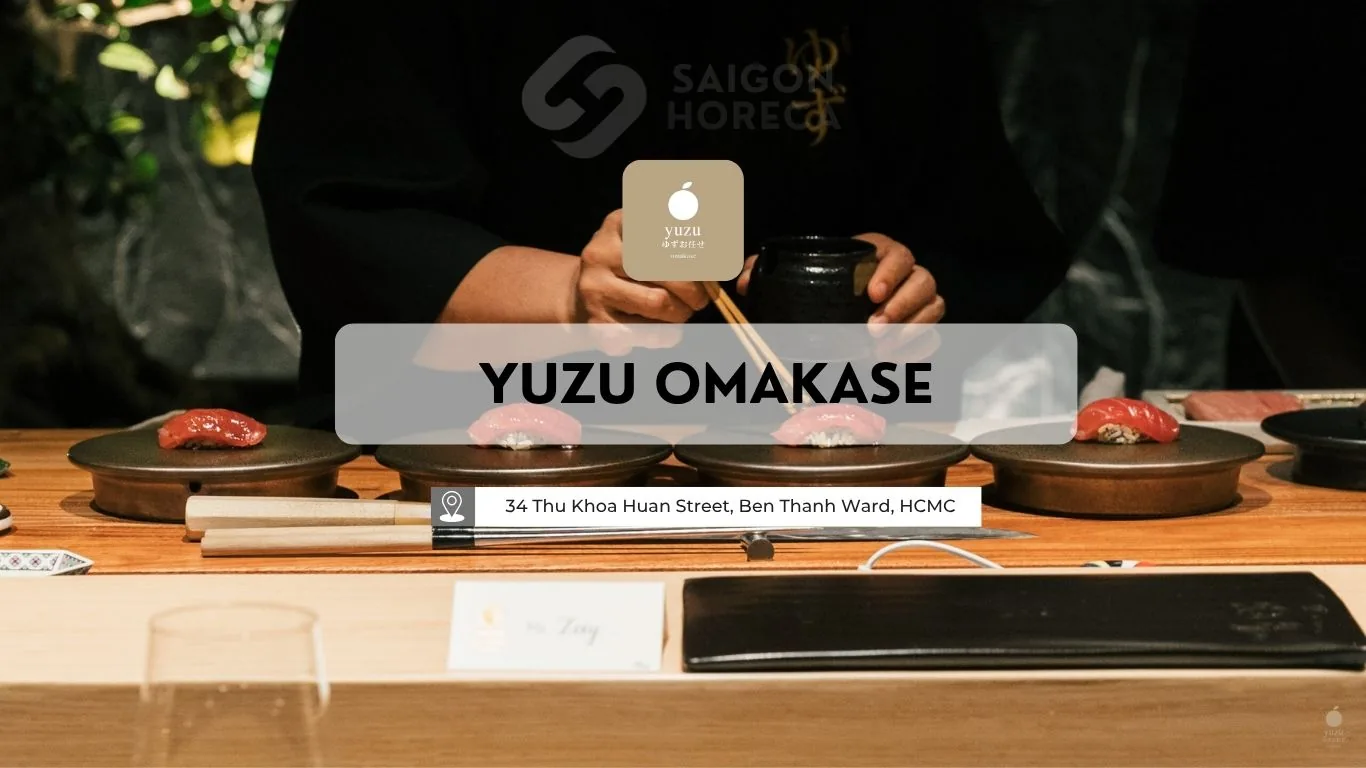 Nghệ nhân biểu diễn chế tác nigiri tại quầy bếp mở Yuzu Omakase