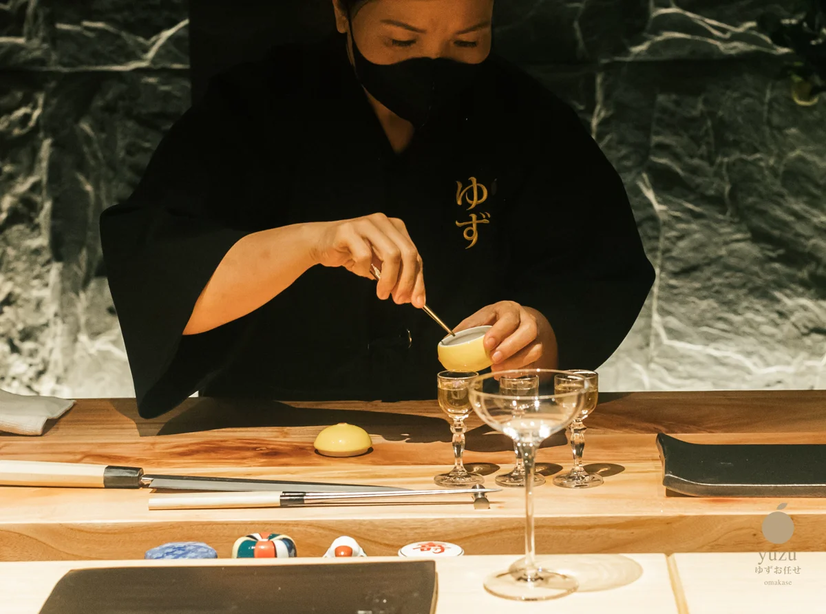 Nghi thức pha chế thanh yên Yuzu tươi trong chén gốm quả vàng cùng bộ ly pha lê cao cấp