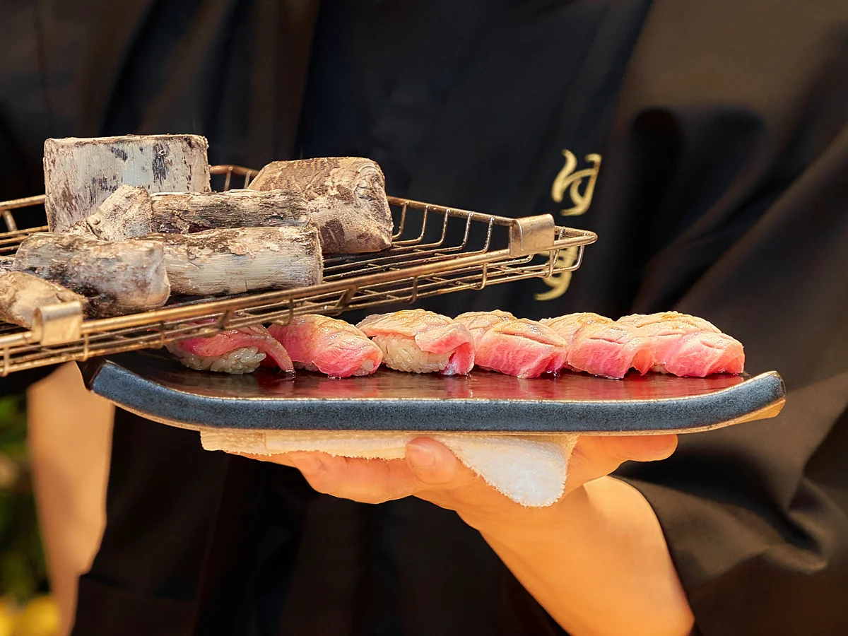 Kỹ nghệ khò than Binchotan truyền thống khơi dậy lớp mỡ béo ngậy của bò Wagyu và cá ngừ Otoro